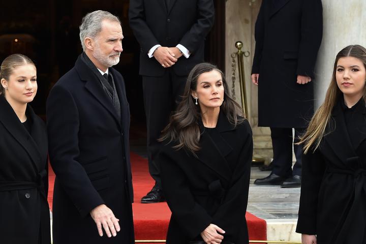 Los reyes Felipe y Letizia, la princesa Leonor y la infanta Sofía, parados para posar en el funeral de Irene de Grecia