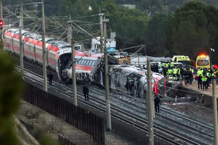 Lugar del accidente ferroviario en Adamuz (Córdoba) en el que un tren Iryo ha descarrillado impactando con un Alvia y causando cerca de medio centenar de muertos.