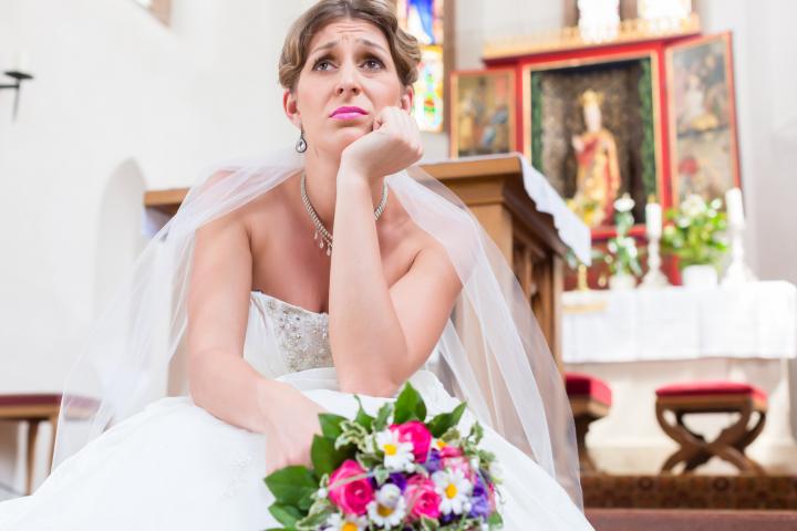 Novia esperando sola para la boda siendo frustrada.