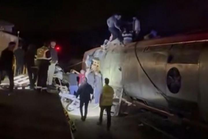 Siniestro tras el descarrilamiento de un tren Iryo que ha impactado con un Alvia en Adamuz (Córdoba, Andalucía).