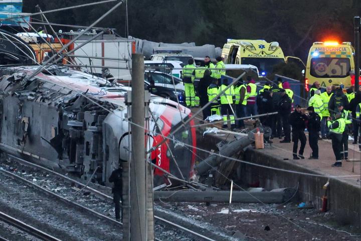 Situación en la 'zona cero' del accidente ferroviario en Adamuz (Córdoba) que acumula cerca de medio centenar de muertos.