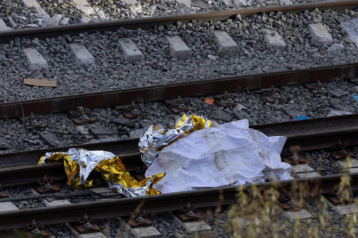 Trabajos de los servicios de emergencia, este lunes sobre las vías a la altura de Adamuz