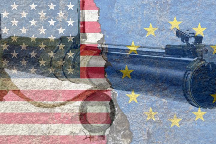 Un bazuca, superpuesto a unas banderas de EEUU y de la UE.