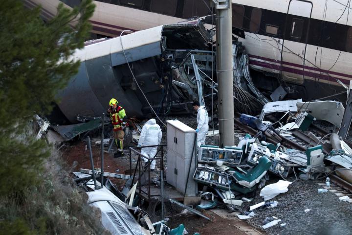 Un bombero y miembros de la Guardia Civil trabajan junto a uno de los trenes implicados en el accidente de Adamuz (Córdoba), el 19 de enero de 2026.