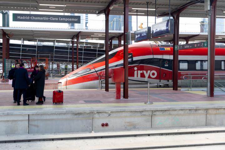 Un tren Iryo en la estación de Chamartín-Clara Campoamor, el 2 de enero de 2025 en Madrid.