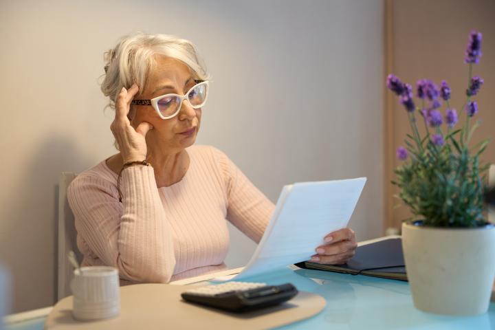 Una mujer mirando unos documentos.
