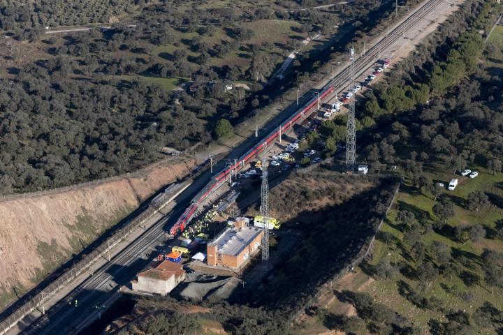 Vista aérea este lunes de los trenes accidentados ayer domingo cerca de Adamuz (Córdoba),