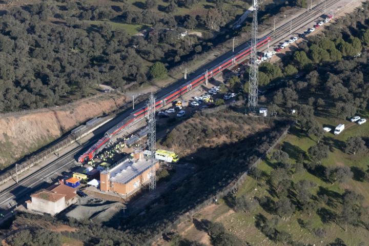 Vista aérea este lunes de los trenes accidentados ayer domingo cerca de Adamuz (Córdoba).