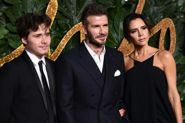 Brooklyn Beckham con sus padres David y Victoria Beckham en los Fashion Awards de 2018.