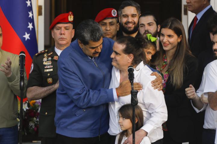 El entonces presidente Venezuela, Nicolás Maduro, recibe al empresario Alex Saab en el Palacio de Miraflores, en Caracas, el 20 de diciembre de 2023.