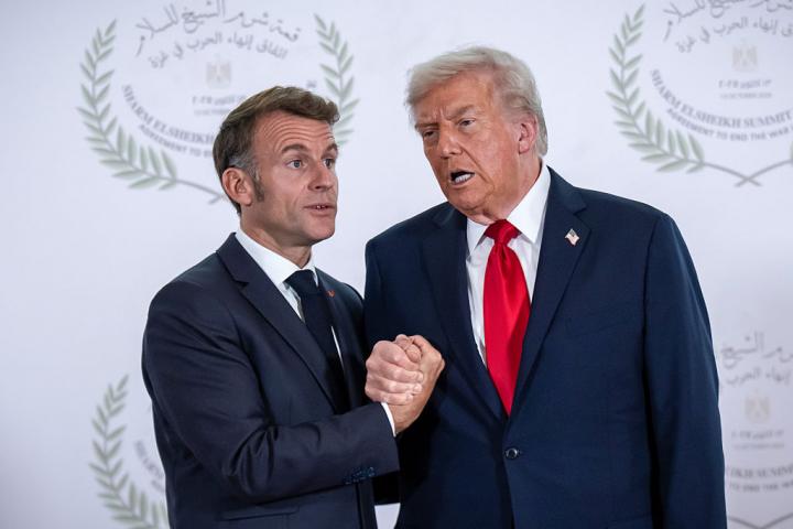 El presidente estadounidense, Donald Trump, y su homólogo galo, Emmanuel Macron, se saludan el 14 de octubre de 2025, en Sharm el Sheij (Egipto), en la firma del acuerdo sobre Gaza.