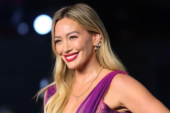 Hilary Duff en los premios de la Academia el 18 de octubre de 2025.