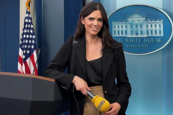 La corresponsal de la Cadena SER en Estados Unidos, Sara Canals, en la sala de prensa de la Casa Blanca.