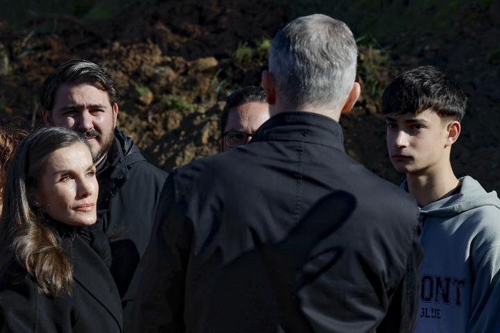 Los reyes Felipe y Letizia junto a Julio, un joven que ayudó a las víctimas del accidente de tren en Adamuz