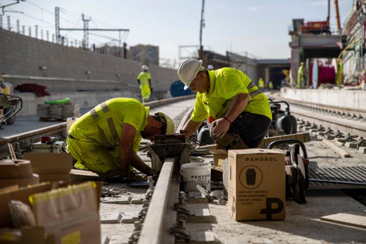 Obras en un punto de la vía férrea entre Madrid y Barcelona, en una imagen de archivo