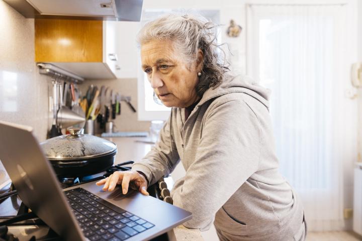 Una mujer chateando en su ordenador.