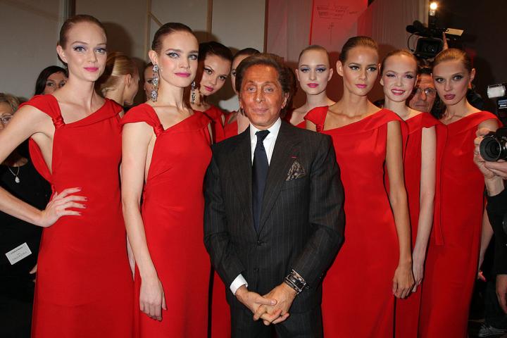 Valentino, con las modelos que desfilaron en su última colección en enero de 2008