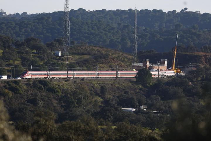ADAMUZ (CÓRDOBA), 20/01/2026.- Varias grúas trabajan sobre el tren de Iryo accidentado, en el lugar de descarrilamiento de los trenes en el accidente ferroviario de Adamuz (Córdoba). EFE/Jorge Zapata