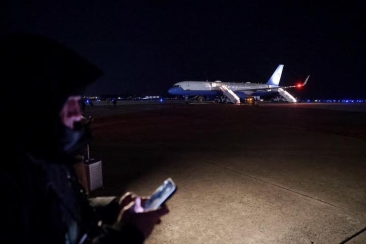 El Air Force One, en la pista de la Base Conjunta Andrews, tras regresar a Washington por un problema técnico detectado poco después del despegue.