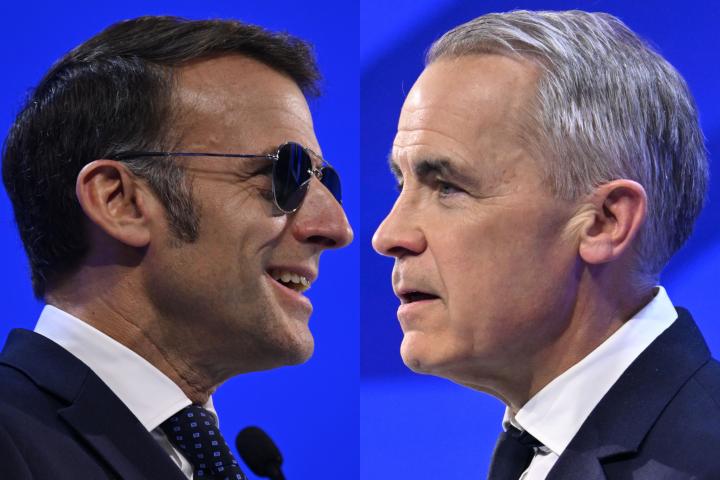 El presidente de Francia, Emmanuel Macron, y el primer ministro de Canada, Mark Carney, el 20 de enero de 2026, en el Foro de Davos (Suiza).