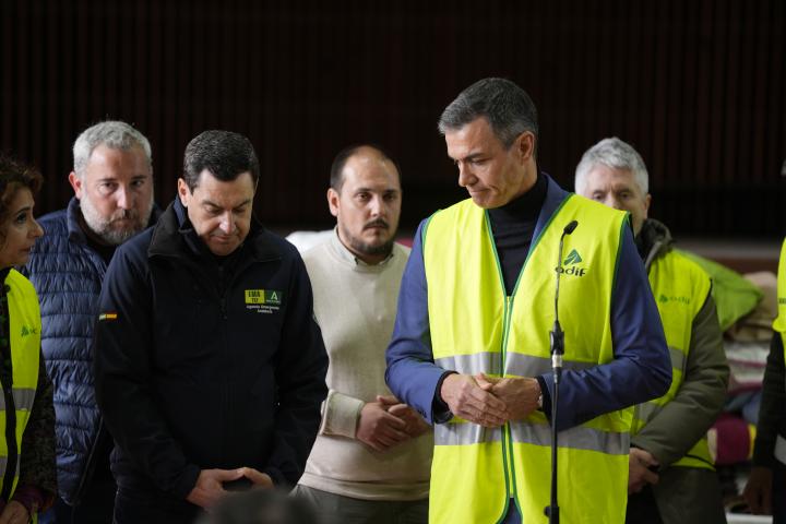 El presidente del Gobierno, Pedro Sánchez, y el presidente de la Junta de Andalucía, Juanma Moreno.