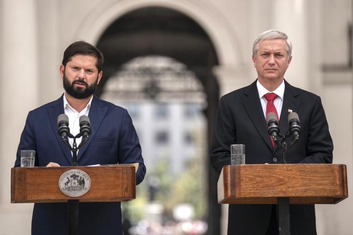 El presidente saliente de Chile, Gabriel Boric, junto al electo José Antonio Kast, en un encuentro reciente.
