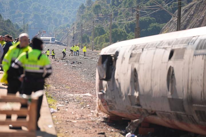 El vagón del Iryo accidentado en Adamuz, volcado sobre la vía tras el accidente.