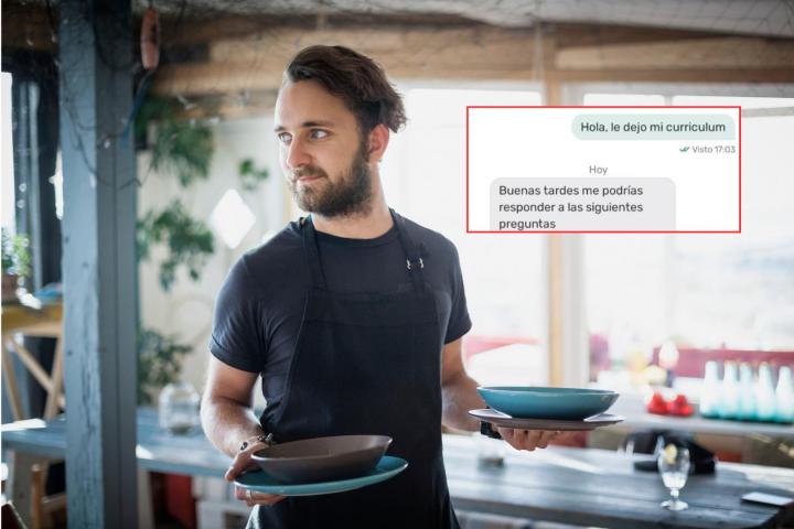 Foto de archivo de un camarero, junto a la conversación para una oferta de empleo.