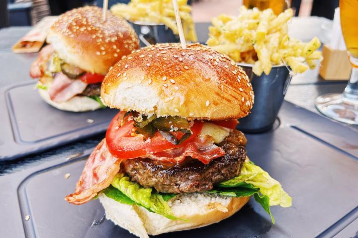 Imagen de archivo de varias hamburguesas en un restaurante.
