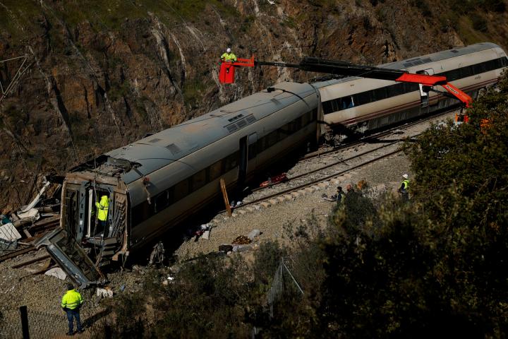 Los trabajadores de mantenimiento de Adif trabajan en los restos de uno de los trenes involucrados en el accidente de Adamuz, el 20 de enero de 2026.