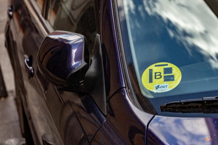Un coche porta la etiqueta B de circulación.