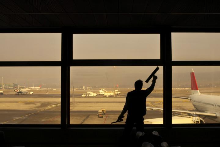 Un hombre limpiando en un aeropuerto.