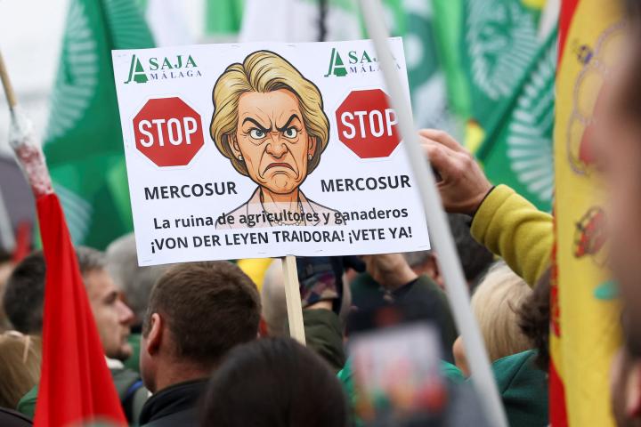 Un manifestante español sostiene una pancarta sobre Mercosur con una caricatura de la presidenta de la Comisión, Ursula von der Leyen, frente al Parlamento Europeo, el 20 de enero de 2026, en Estrasburgo.