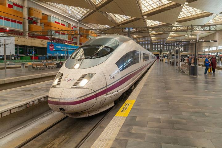 Un tren de alta velocidad Renfe Clase 103, en el servicio AVE Alta Velocidad Española, detenido en la estación de Zaragoza-Delicias, en una imagen de archivo.
