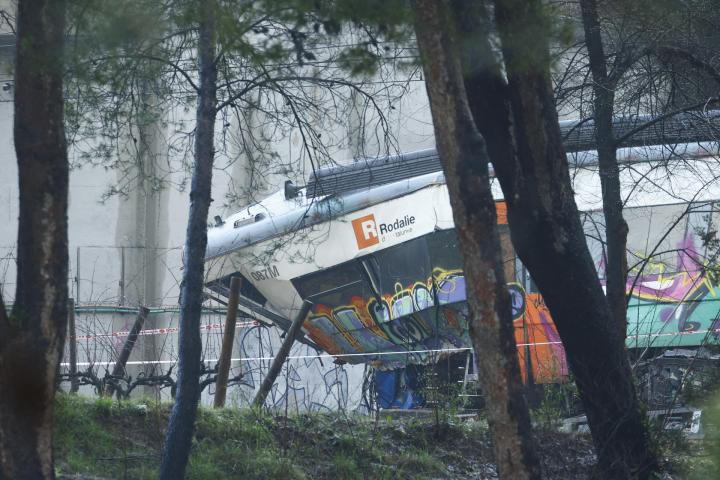 Vista del estado del tren de Rodalies descarrilado el martes en Barcelona.