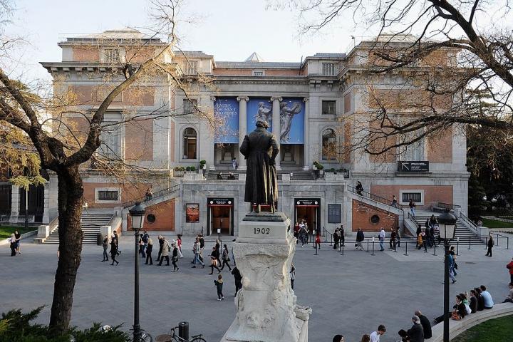 Vista general de la entrada al Museo de El Prado de Madrid.