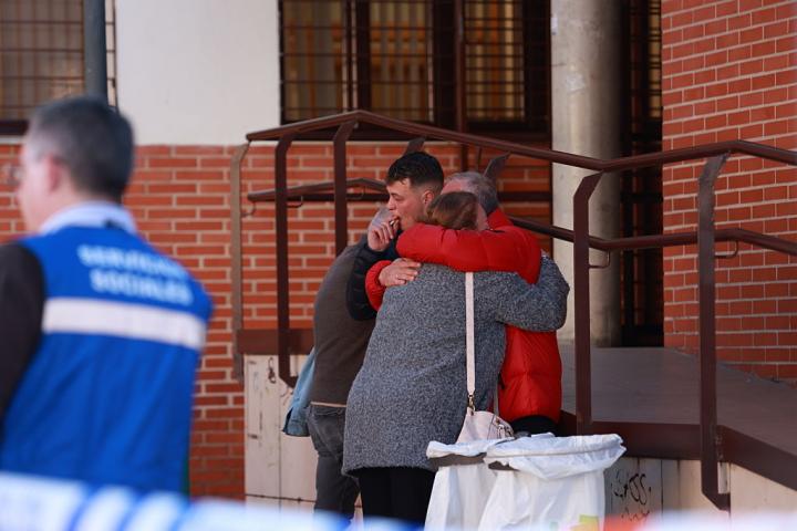 Familiares de una víctima en el accidente de tren de Adamuz, en el centro cívico Poniente Sur de la localidad cordobesa.a