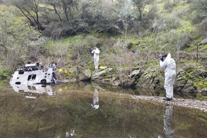 La pieza de uno de los trenes siniestrados en Adamuz que ha aparecido en las proximidades del accidente en el que han perdido la vida 43 personas.
