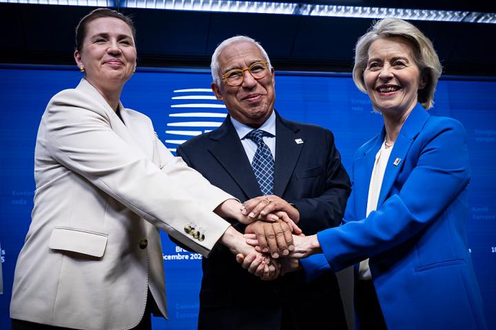 Mette Frederiksen, Antonio Costa y Ursula von der Leyen unen sus manos tras el Consejo Europeo del 19 de diciembre de 2025 en Bruselas, finalizando la presidencia rotatoria de Dinamarca.