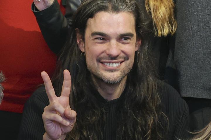 Óliver Laxe celebrando las dos nominaciones a los Oscar 2026 por 'Sirat'