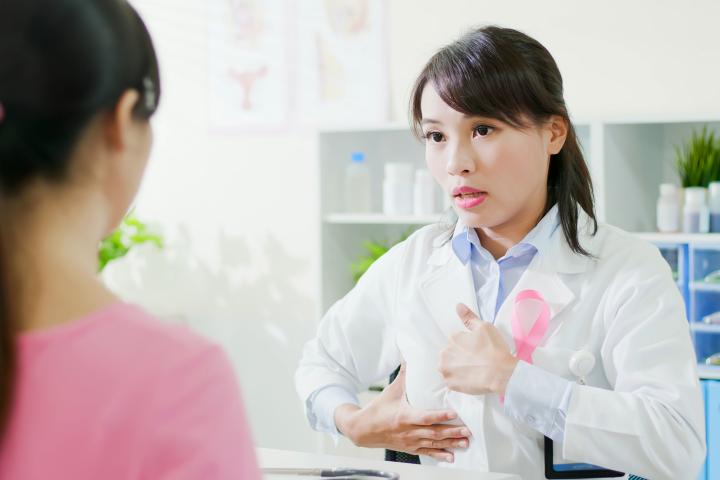 Oncóloga en consulta médica.