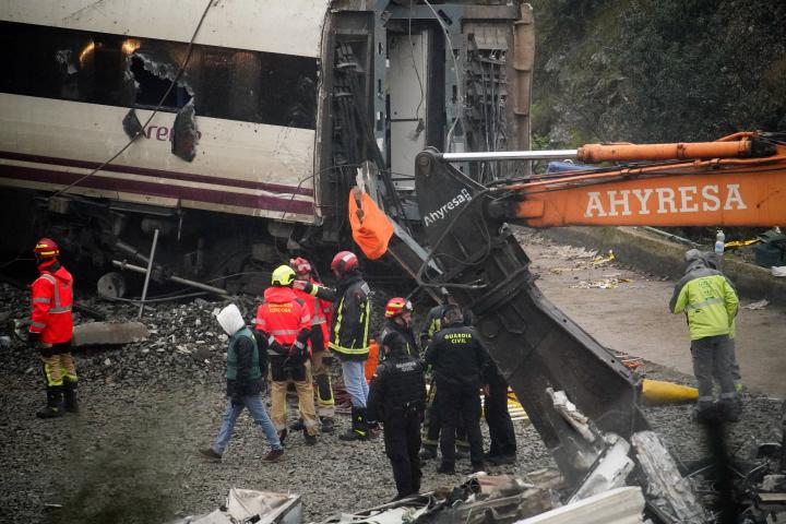 Personal de emergencia trabaja en el lugar del descarrilamiento mortal de dos trenes de alta velocidad, cerca de Adamuz (Córdoba), el 21 de enero de 2026.