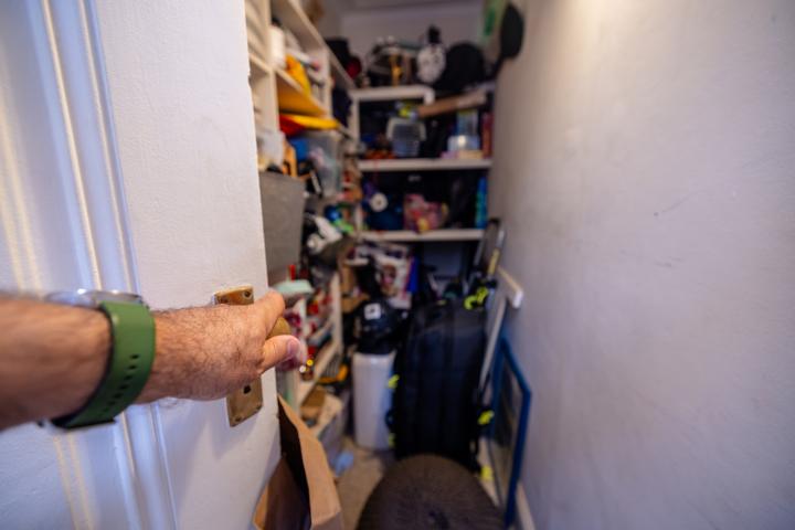 alt="alt="Trastero desordenado y lleno de objetos varios""