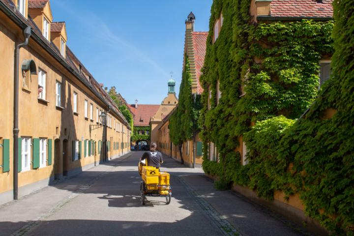 Un cartero circula por las calles de Fuggerei.