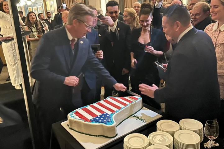 Un pastel con forma de Groenlandia decorado con la bandera de EEUU, en un evento del grupo Republicans for National Renewal en el Kennedy Center en Washington, el 20 de enero de 2026.