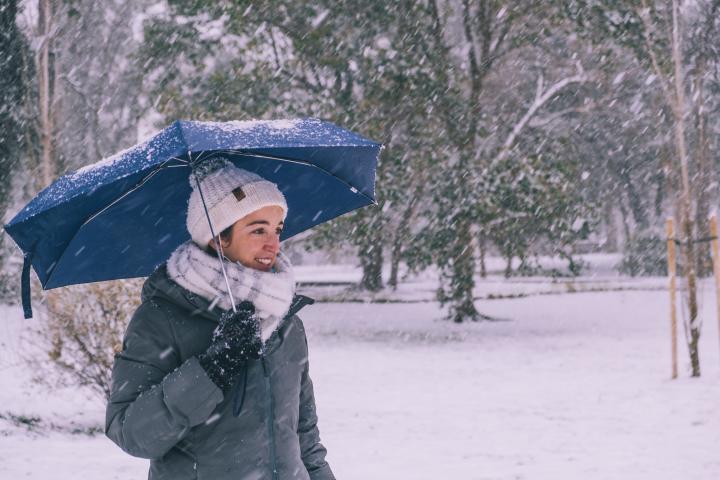 Una joven paseando un día de nieve.