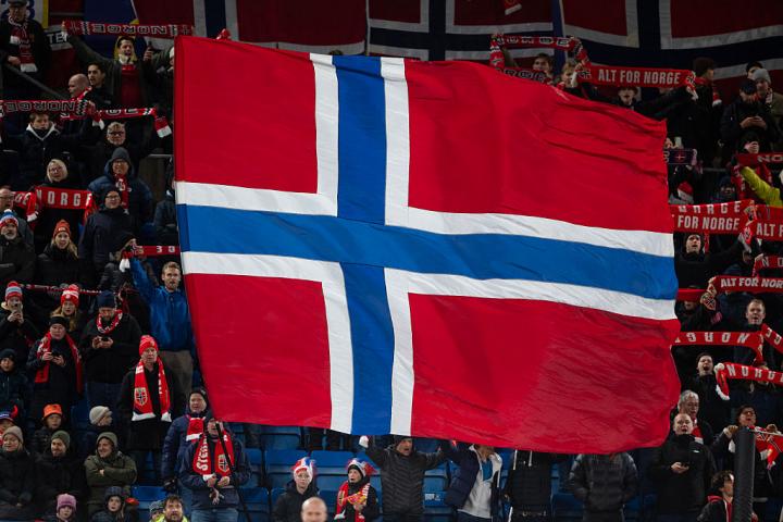 OSLO, NORWAY - NOVEMBER 13:  Home fans wave a huge Norway flag prior to the FIFA World Cup 2026 qualifier match between Norway and Estonia at Ullevaal Stadion on November 13, 2025 in Oslo, Norway. (Photo by Visionhaus/Getty Images)