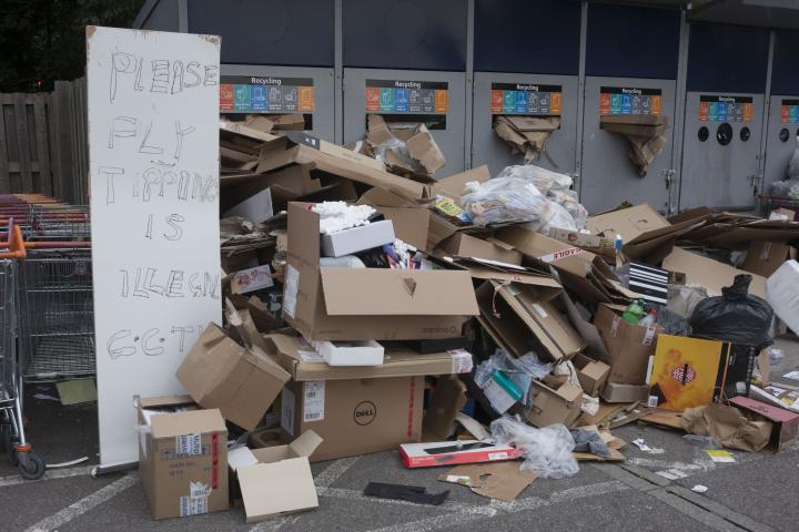Cajas de cartón amontonadas en las calles del Reino Unido.
