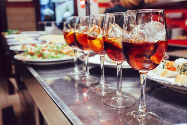 Cinco vermouth en una barra de bar