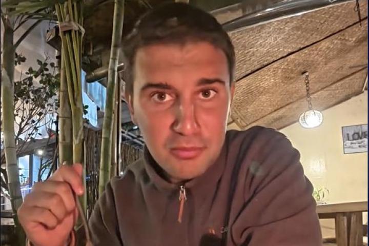 Guille Fletes prueba comida española en un restaurante de Pokhara (Nepal) durante su viaje por Asia.